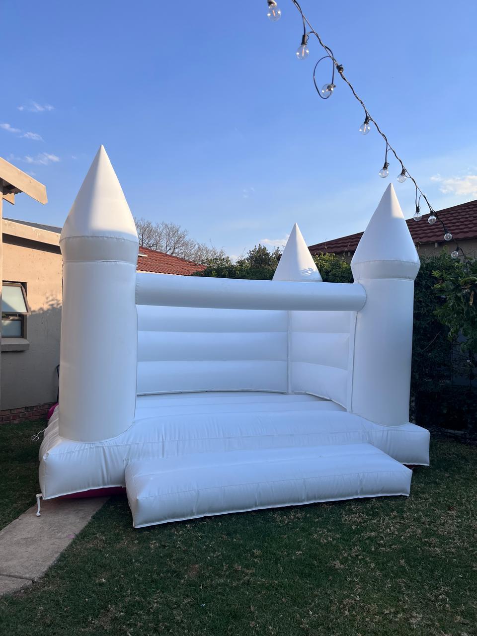 A5 - White bounce Castle
